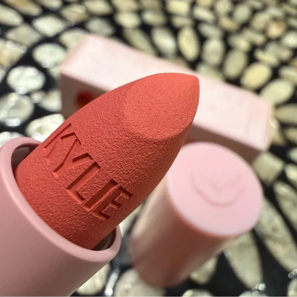 Kylie Cosmetics Matte Lipstick – Shade 209 “Summer Somewhere” (Women)